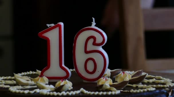 Velas de vinho de bolo de aniversário — Vídeo de Stock