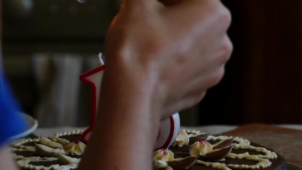 Velas de vinho de bolo de aniversário — Vídeo de Stock