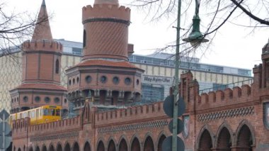 Sarı Metro U-Bahn Tren Geçiş Köprüsü im Berlin