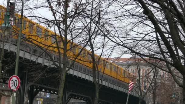 Metro tren Berlin geçiş yükseltilmiş köprü — Stok video