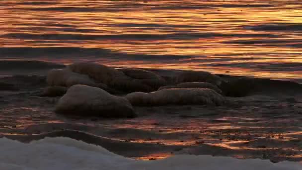 Zonsondergang over zee van de winter — Stockvideo