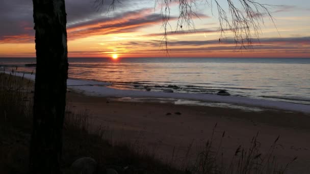 Pôr do sol sobre o mar de inverno — Vídeo de Stock