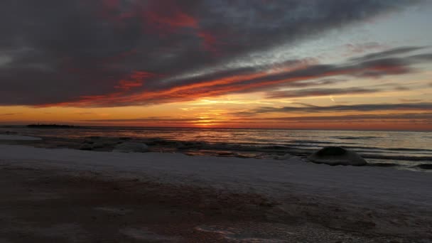 Solnedgång över vintern havet — Stockvideo