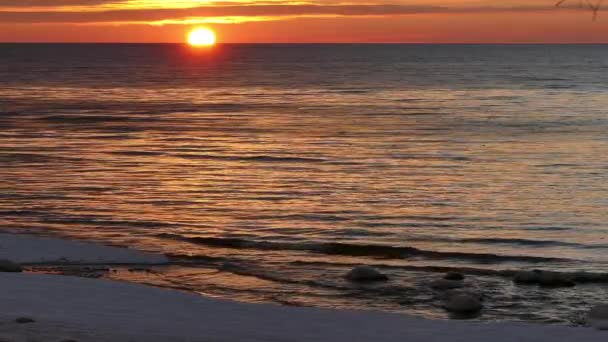 Zonsondergang over zee van de winter — Stockvideo