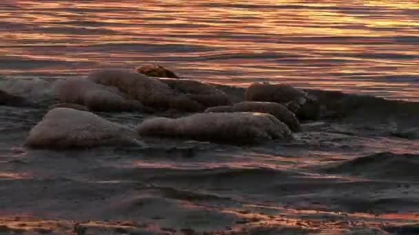 Pôr do sol sobre o mar de inverno — Vídeo de Stock