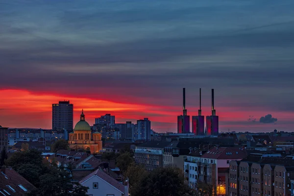 Horizonte de la ciudad de Hannover en el cielo colorido atardecer — Foto de Stock