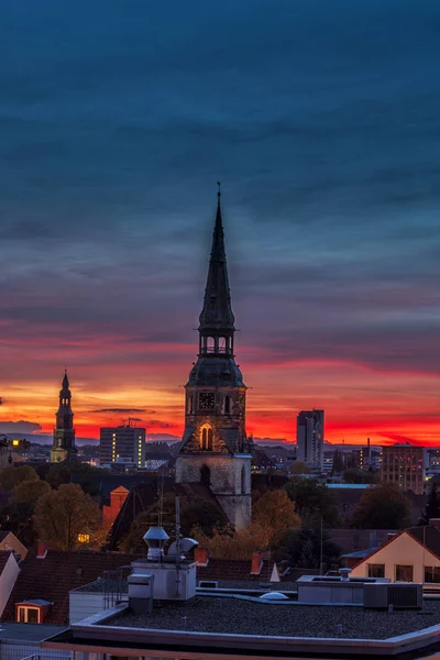 Kreuzkirche in hannoveram bunten sonnenuntergangshimmel — Stockfoto