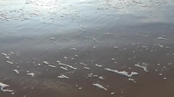 Vagues de mer formant de la mousse blanche sur la plage de sable — Video