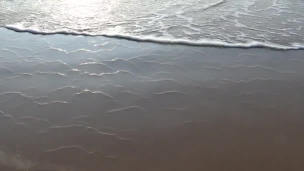 Kumlu plajda beyaz köpük oluşturan deniz dalgaları — Stok video