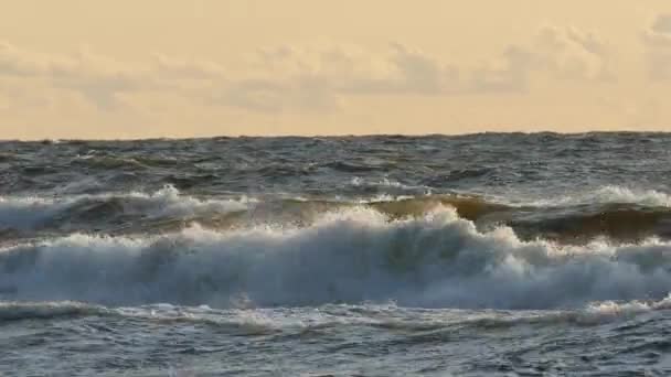 Большие морские волны во время бури — стоковое видео