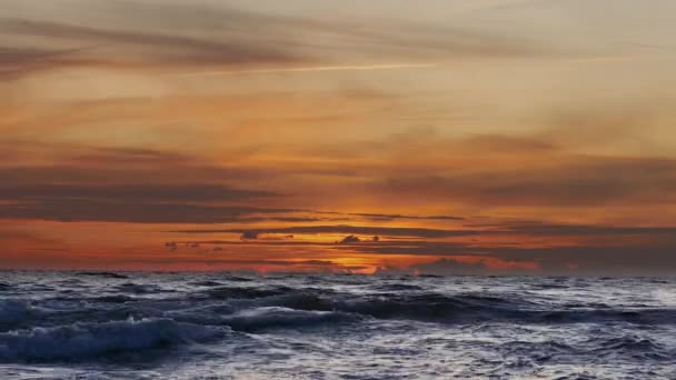 Zee golven tijdens kleurrijke zonsondergang — Stockvideo