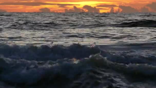 Olas marinas durante colorido atardecer — Vídeos de Stock