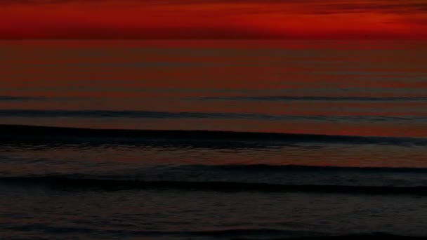 Ondas do mar durante o pôr do sol colorido — Vídeo de Stock