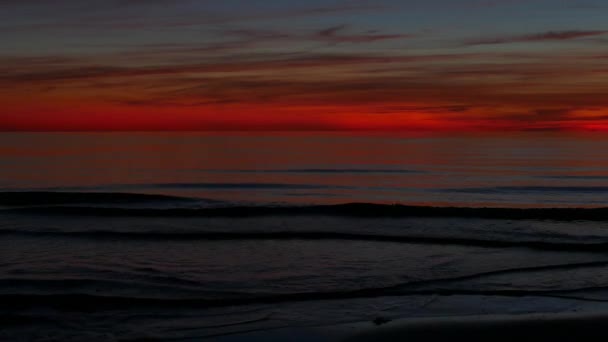Морські хвилі під час барвистого заходу сонця — стокове відео