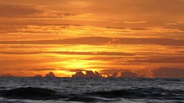 Ondas do mar durante o pôr do sol colorido — Vídeo de Stock
