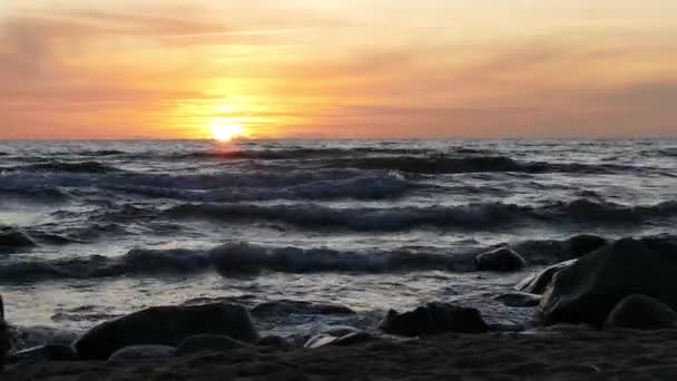 Ondas do mar durante o pôr do sol colorido — Vídeo de Stock