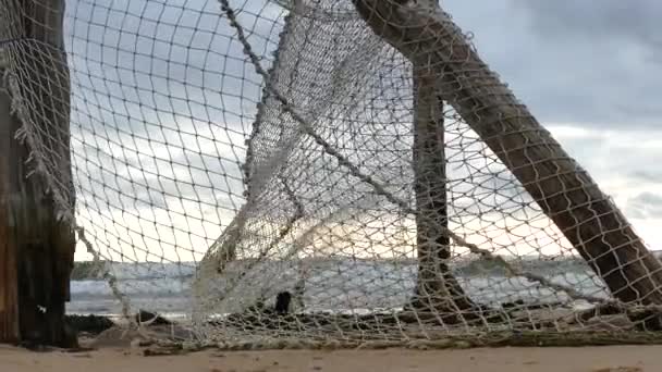 Vieux filet de pêche suspendu au bord de la mer — Video