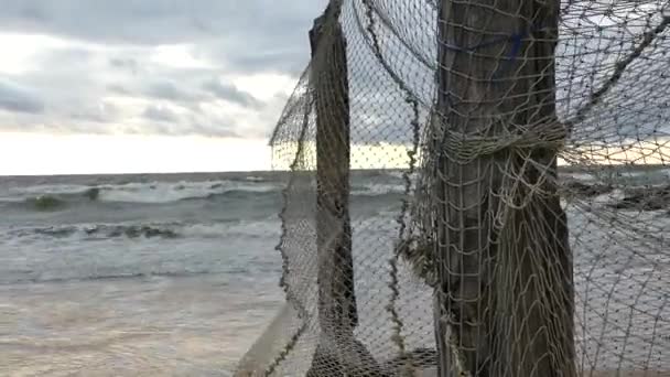 Oude visnet opknoping aan zee — Stockvideo