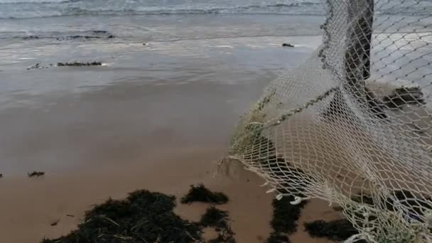 altes Fischernetz hängt am Meer