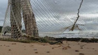 Old Fishing Net Deniz kenarında asılı
