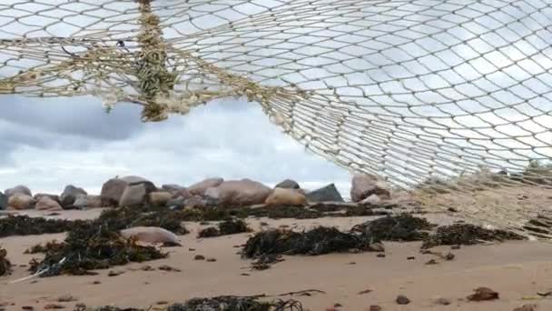 Red de pesca vieja colgando en la orilla del mar — Vídeo de stock