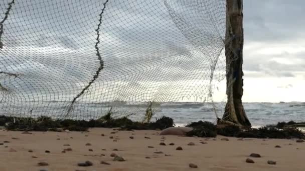 Vieux filet de pêche suspendu au bord de la mer — Video