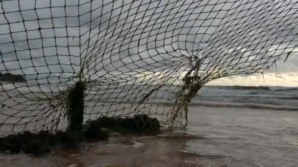 Red de pesca vieja colgando en la orilla del mar — Vídeo de stock