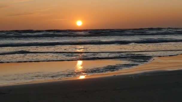 Ondas do mar durante o pôr do sol colorido — Vídeo de Stock