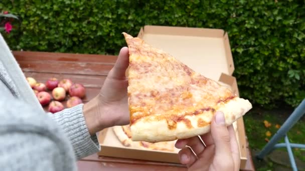 Hand met plak pizza. — Stockvideo