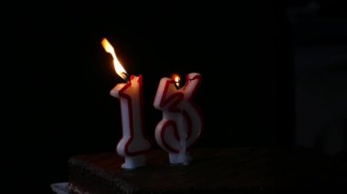 13. yaş günü pastası ve mumlar.