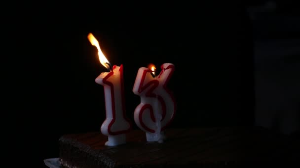 Dertiende verjaardagstaart met kaarsen — Stockvideo