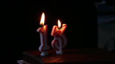 13. yaş günü pastası ve mumlar.