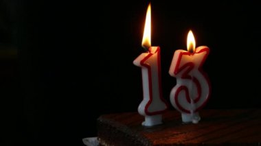 13. yaş günü pastası ve mumlar.