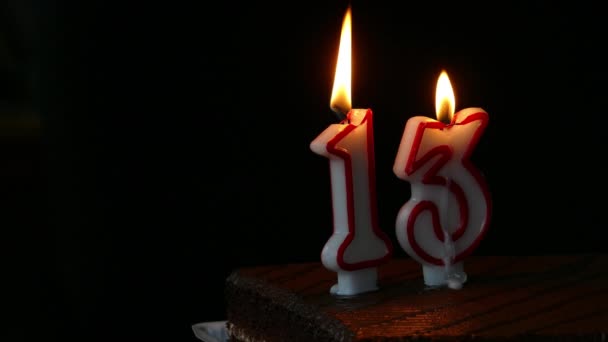 Decimotercera torta de cumpleaños con velas — Vídeos de Stock