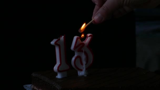 Decimotercera torta de cumpleaños con velas — Vídeo de stock