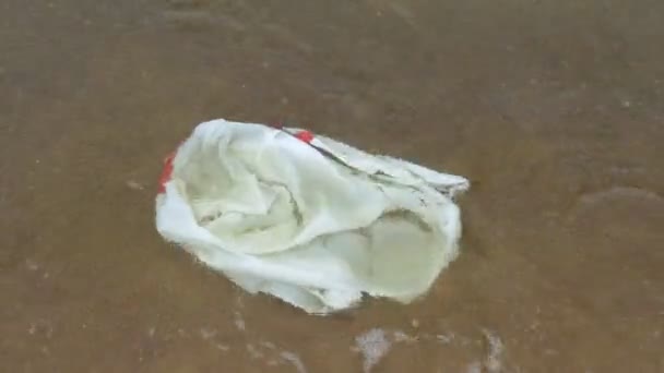 Weiße Plastiktüte schwimmt im Meerwasser — Stockvideo