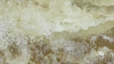 Deniz suyunda yüzen beyaz plastik torba.