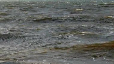 Fırtına sırasında büyük deniz dalgaları