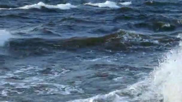 Большие морские волны во время бури — стоковое видео