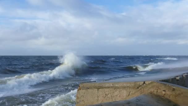 Grandi onde del mare durante la tempesta — Video Stock