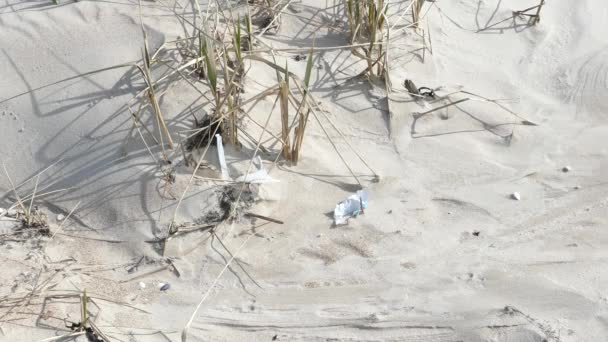 Πλαστική ρύπανση αλουμινόχαρτο στην άμμο — Αρχείο Βίντεο
