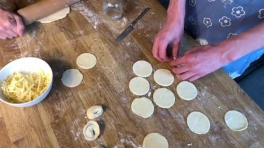 Aile ev yapımı peynirli börek yapıyor.