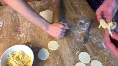 Aile ev yapımı peynirli börek yapıyor.