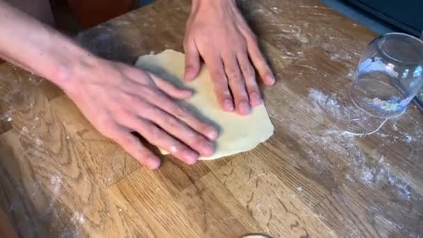 Familia haciendo albóndigas de queso caseras — Vídeos de Stock