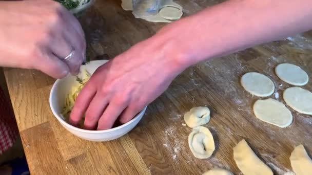 Rodina vyrábějící domácí sýrové knedlíky — Stock video