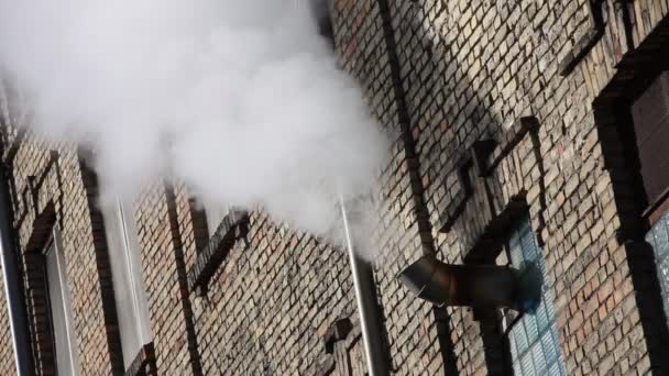 Bílá pára jde z ventilace na staré cihlové zdi — Stock video