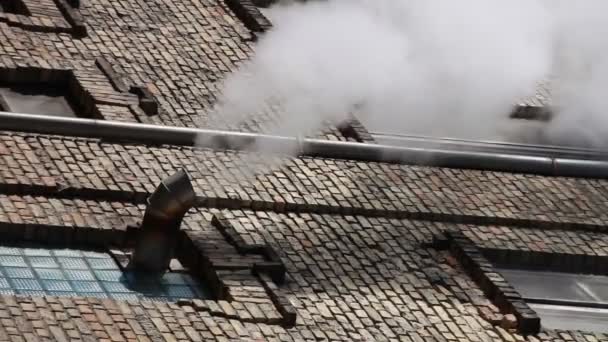 Weißer Dampf steigt aus Schlot an alter Ziegelmauer — Stockvideo