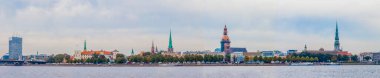 Riga eski kasabanın Daugava nehri üzerindeki ufuk çizgisi manzarası
