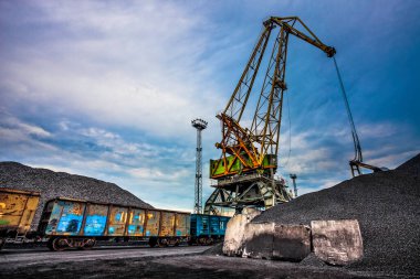 Altında Coal Port ve Kargo Treni 'nde çalışan Crane Limanı.