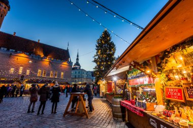 TALLINN, ESTONIA - 12 ARALIK 2015 Tallinn 'deki geleneksel Noel pazarı. HDR görüntüsü. Hareket bulanıklığı ile uzun süre maruz kalma.